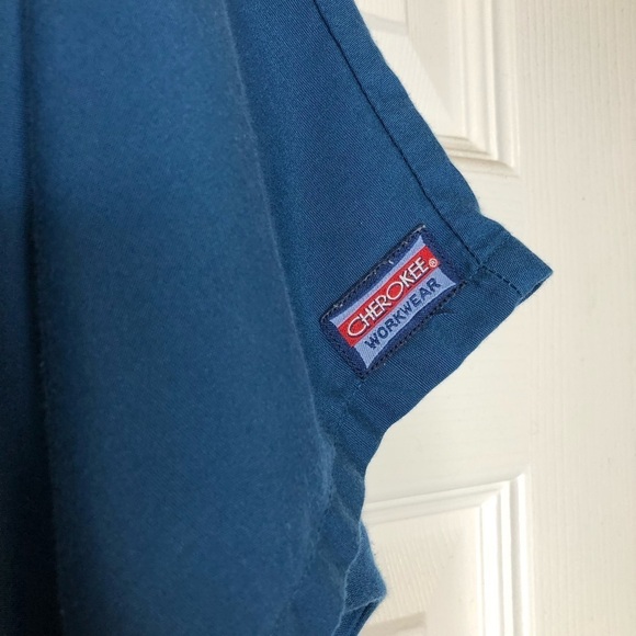 Cherokee teal blue scrub top with pockets size medium - Picture 4 of 5